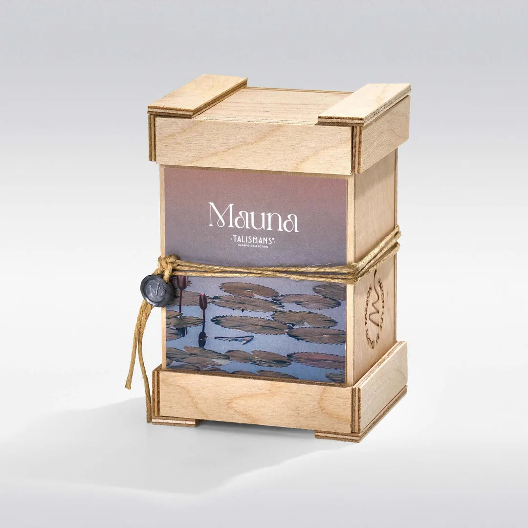 Mendittorosa-MAUNA-Talismans-scent-amor-Nischenduft-Extrait-Parfum-Holzbox geschlossen mit Bild von Seerosen und Siegel