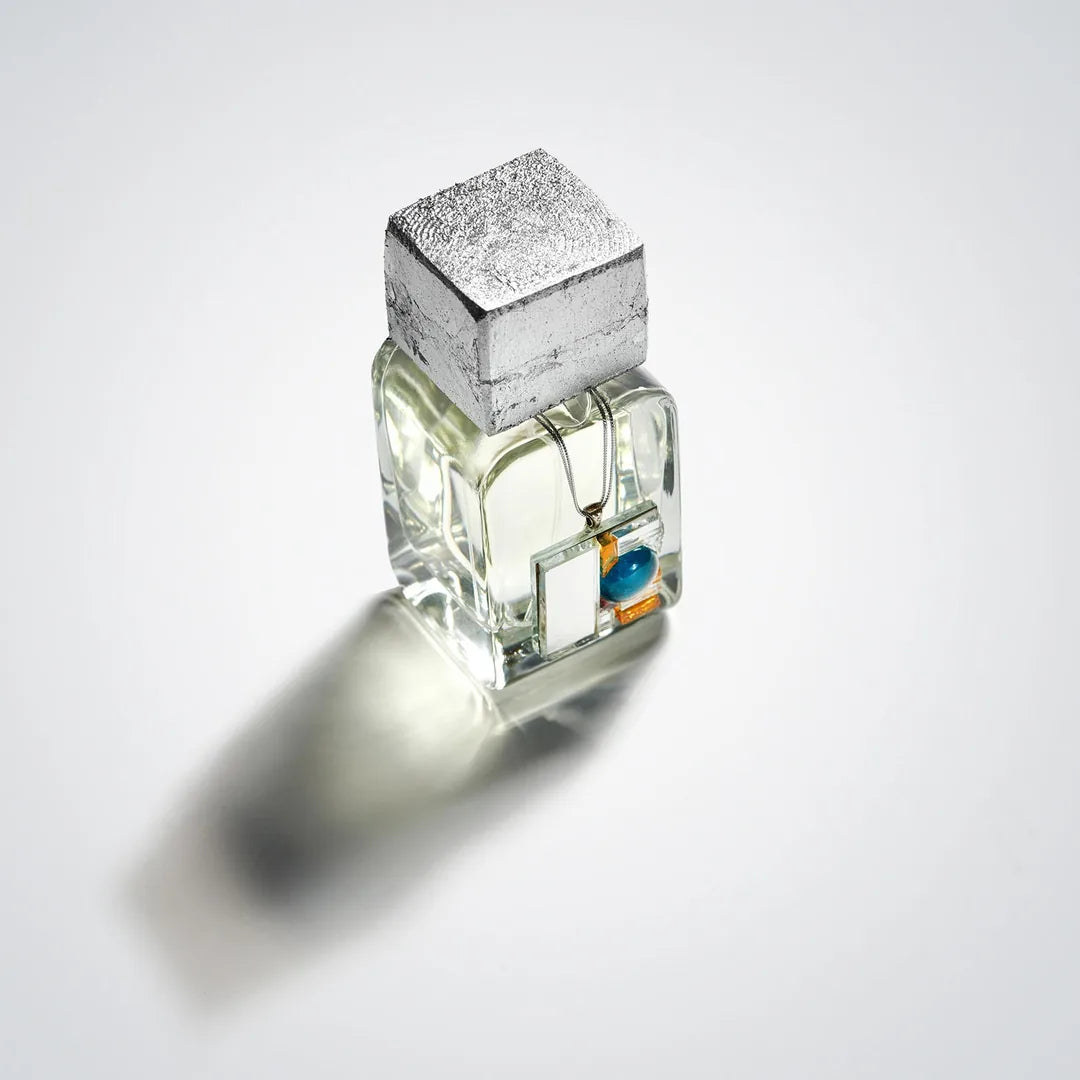 Mendittorosa-NETTUNO-scent-amor-Nischenduft-Extrait-Parfum kuratiert von Georg R. Wuchsa mit Anhänger auf dem Nischenparfum Flakon