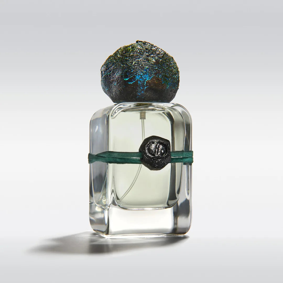 Mendittorosa-SIRIO-Nischenduft-Extrait-Parfum-Aufnahme mit Schattenspiel für den Fachmann für Nischenparfums scent amor