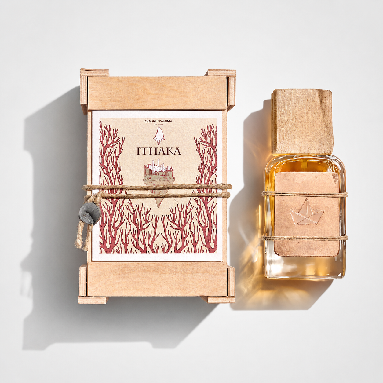Mendittorosa ITHAKA Eau de Parfum Nischenduft Flakon neben der Holzbox bei scent amor deinem Fachmann für feine Nischendüfte