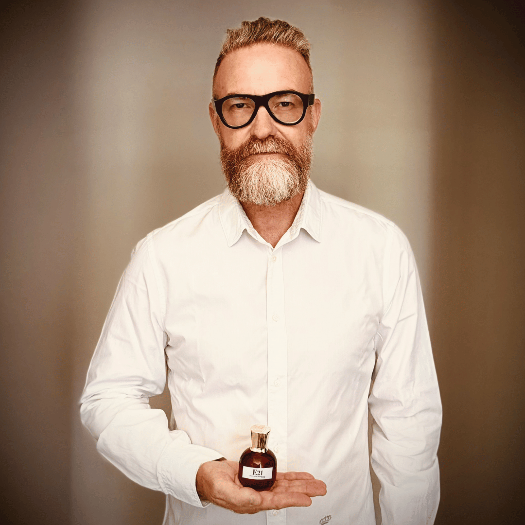 Michele Marin mit Flakon bei scent amor Fachmann für Nischenduft