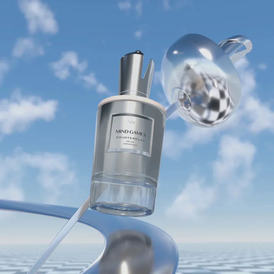 Flakon von Mind Games Counterplay Eau de Parfum, schwebend vor einer abstrakten, metallischen Struktur.