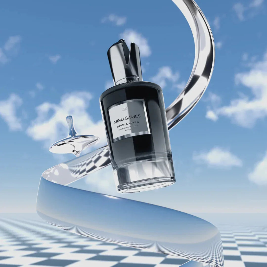 Der Flakon des Eau de Parfums Opera Mate von Mind Games schwebt vor einem künstlerischen Hintergrund mit Schachbrettmuster.
