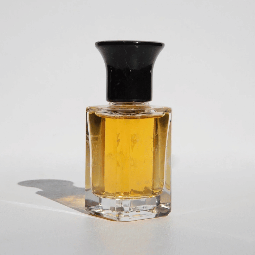 Extra Virgo MONTE KUSH Extrait de Parfum diagonal fotografiert und präsentiert bei scent amor Fachmann für Nischenparfum