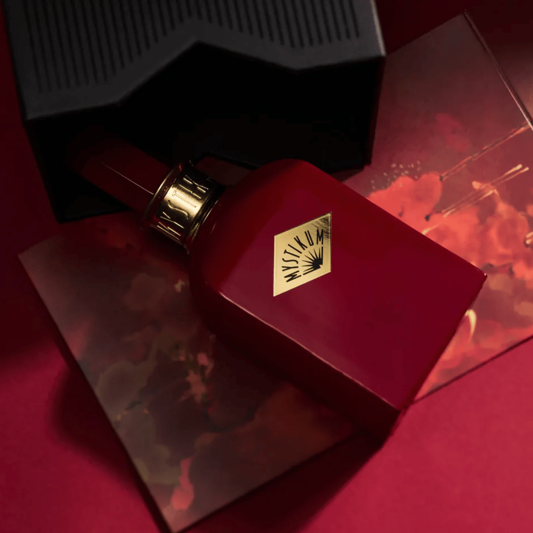 Mystikum Forbidden Rouge Flakon mit Box beim Fachmann für Nischenparfums scent amor kuratiert von Georg R. Wuchsa