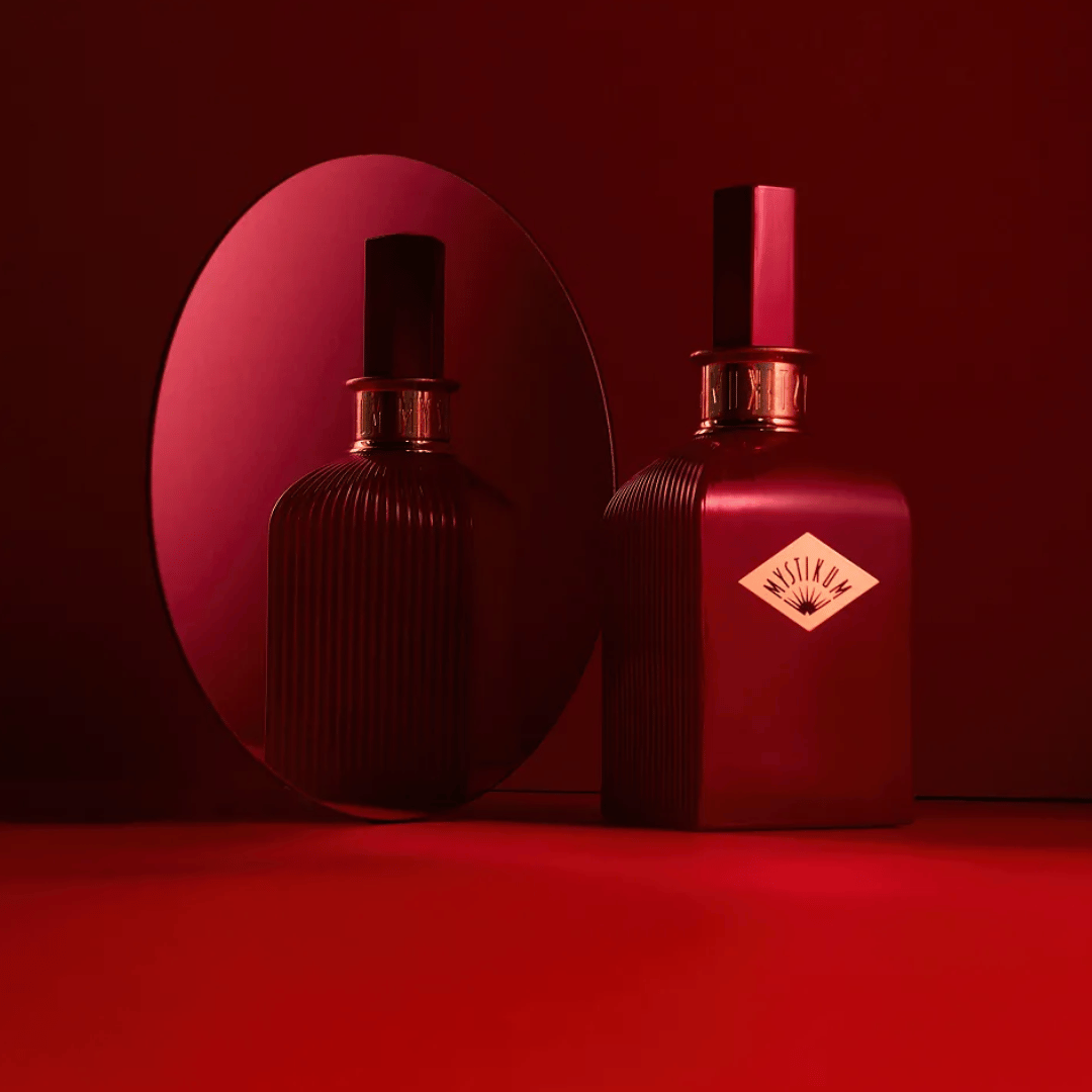 Mystikum Forbidden Rouge Flakon vor Spiegel beim Fachmann für Nischenparfums scent amor kuratiert von Georg R. Wuchsa