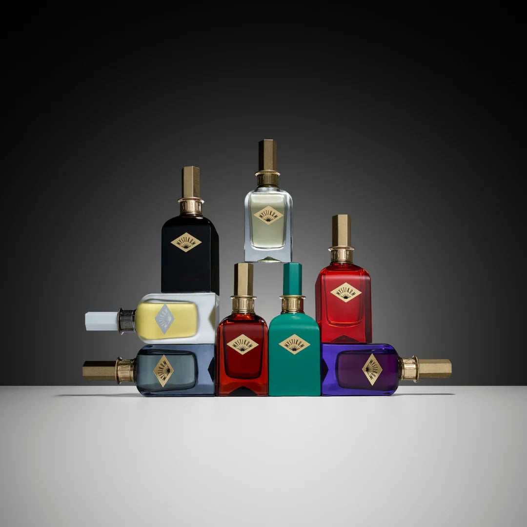 Mystikum Fragrances – acht Düfte der Marke kunstvoll gestapelt, ein Bild voller Konzeptkunst, Kontraste und olfaktorischer Vielfalt – entdecke die Kollektion bei scent amor