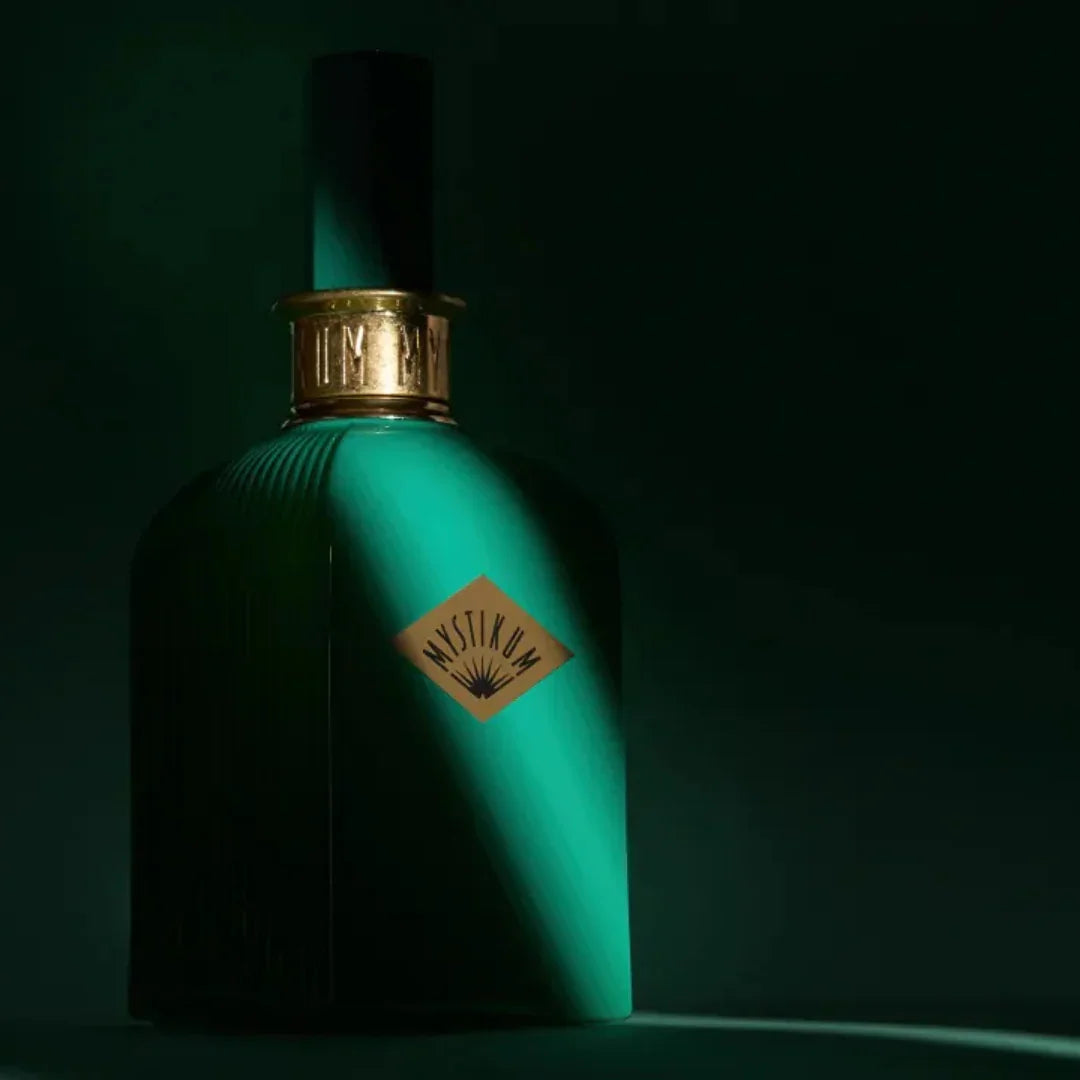 Mystikum The Geisha's Secret Garden Eau de Parfum – im Dunkeln mit sanft leuchtendem Logo, ein geheimnisvoller Moment aus der Fantasy Collection – jetzt exklusiv bei scent amor erleben