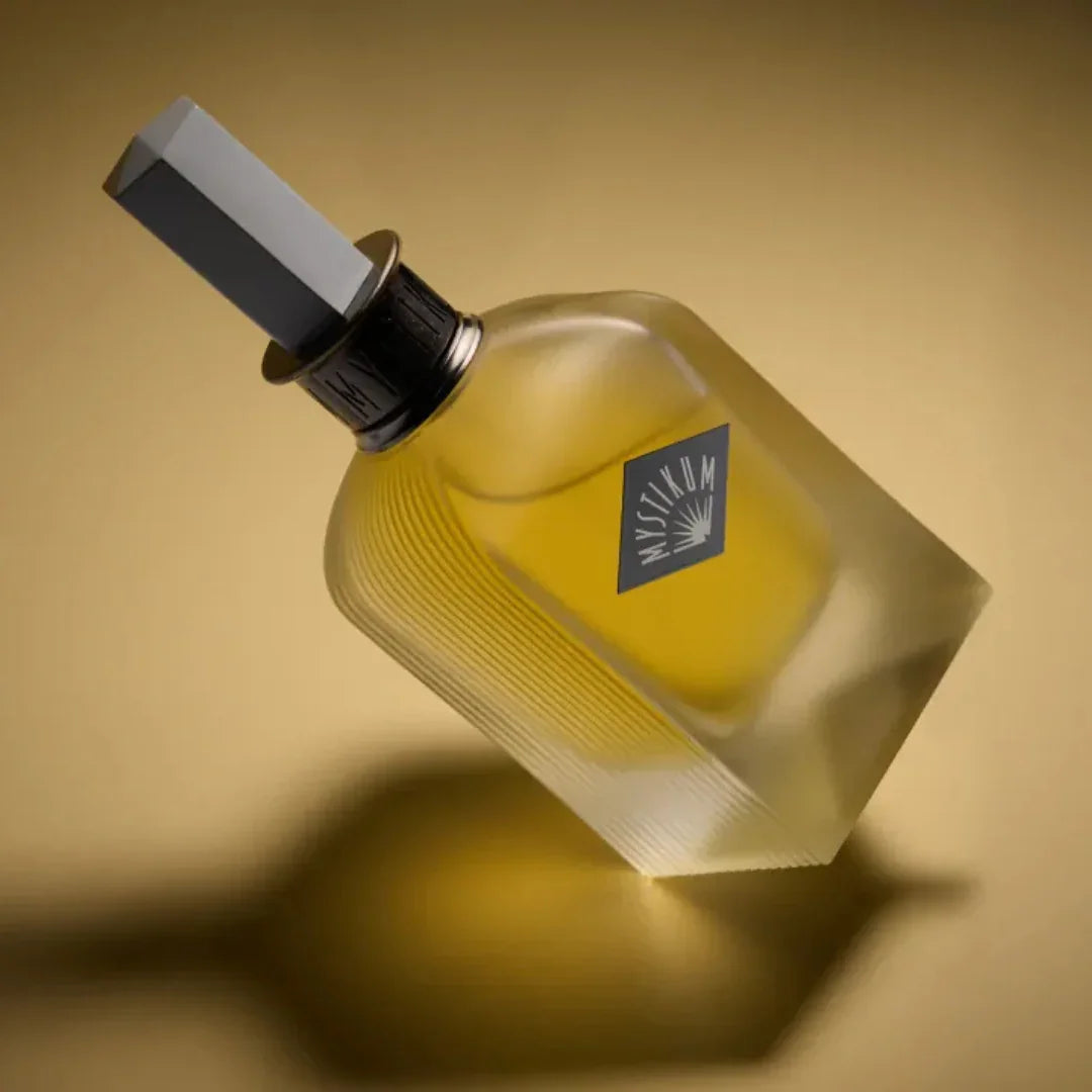 Mystikum The Need to Fly Eau de Parfum – vor sonnengelbem Hintergrund, ein Duft voller Energie, Leichtigkeit und visionärer Kraft – jetzt exklusiv bei scent amor erleben