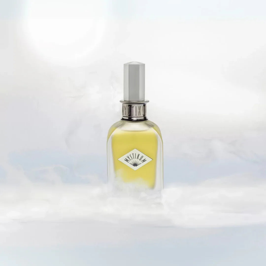 Mystikum The Need to Fly Eau de Parfum – auf weichen Wolken inszeniert, poetisch und frei wie der Flug der Fantasie – entdecke diesen Duft der Fantasy Collection bei scent amor