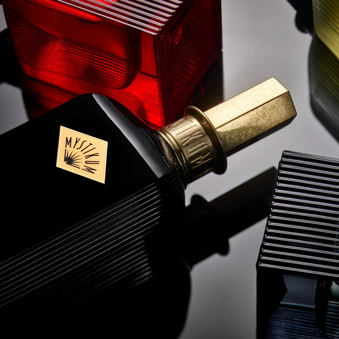 Mystikum Moonlight Ceremony Eau de Parfum – schräg liegender Flakon in stimmungsvoller Perspektive, ein Hauch von Traum und Spiegelbild der Seele – erlebe ihn bei scent amor