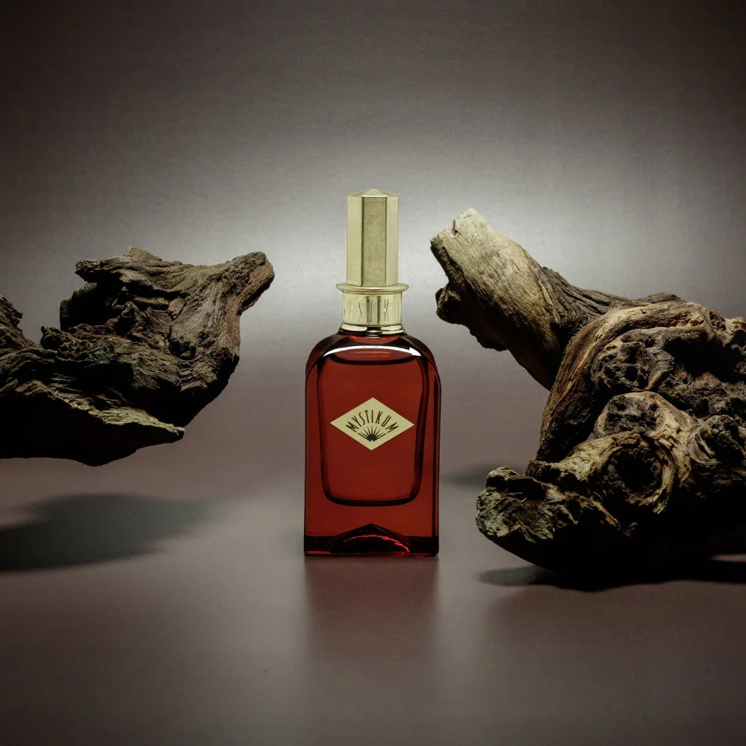 Mystikum Saddles of the Silk Road Eau de Parfum – der Flakon eingebettet zwischen zwei Hölzern, Sinnbild von Wärme- entdecke ihn bei scent amor