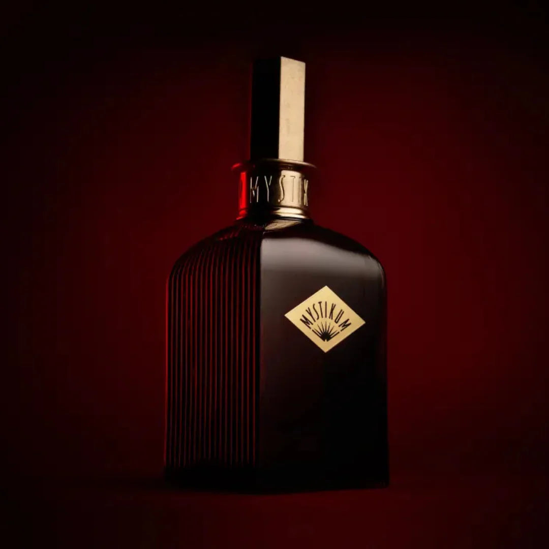 Mystikum Saddles of the Silk Road Eau de Parfum – der Flakon vor rotem Hintergrund, leicht von unten fotografiert, ein Symbol opulenter Eleganz und sinnlicher Tiefe – jetzt erleben bei scent amor