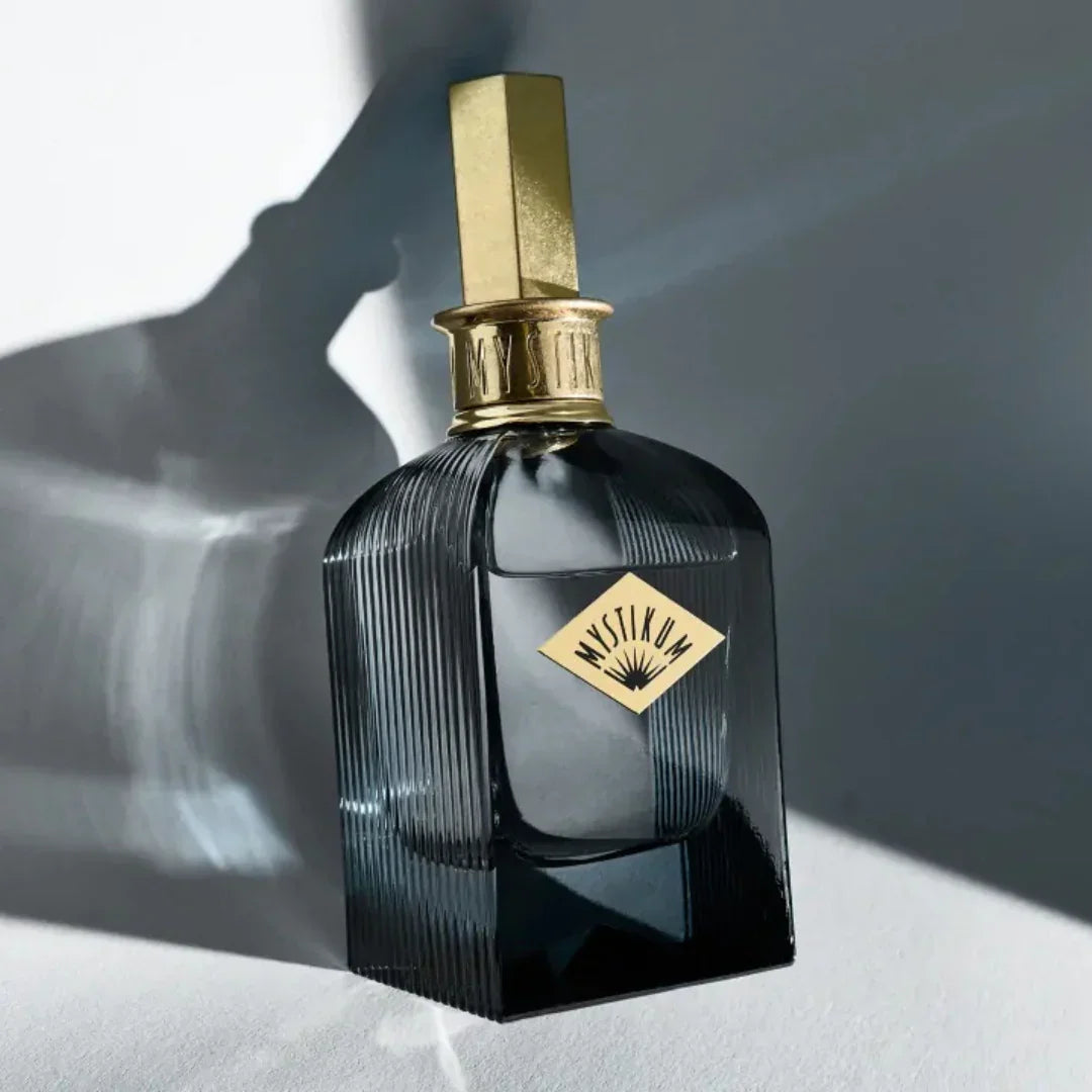 Mystikum Tears on Mystic Sands Eau de Parfum – der Flakon liegend inszeniert im Spiel von Licht und Schatten, ein Symbol olfaktorischer Tiefe und mystischer Atmosphäre – erlebe ihn bei scent amor