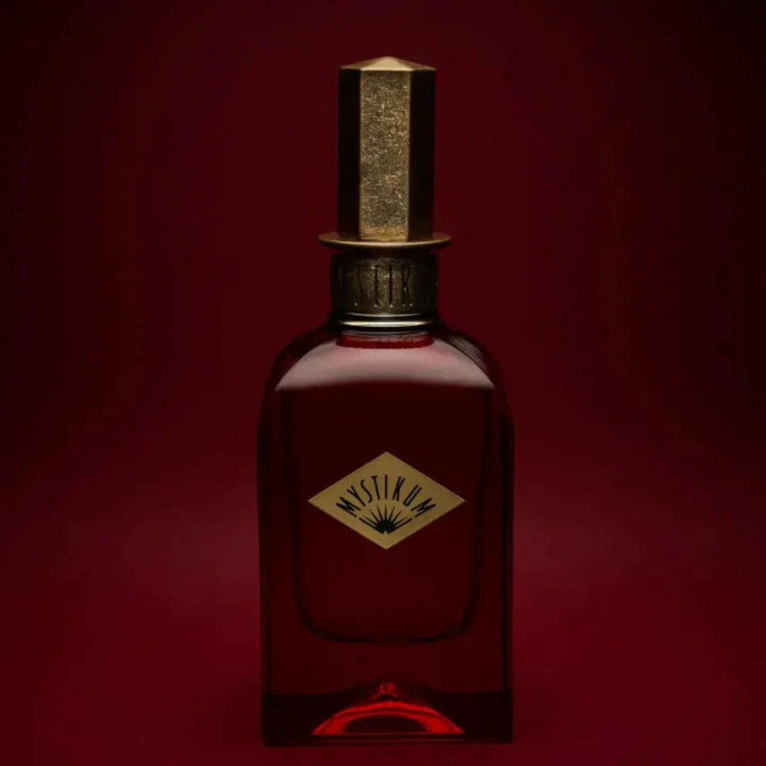 Mystikum The Empress' Kiss Eau de Parfum – Nahaufnahme des Flakons vor rotem Hintergrund, ein Bild verführerischer Opulenz und mystischer Tiefe – jetzt bei scent amor erleben