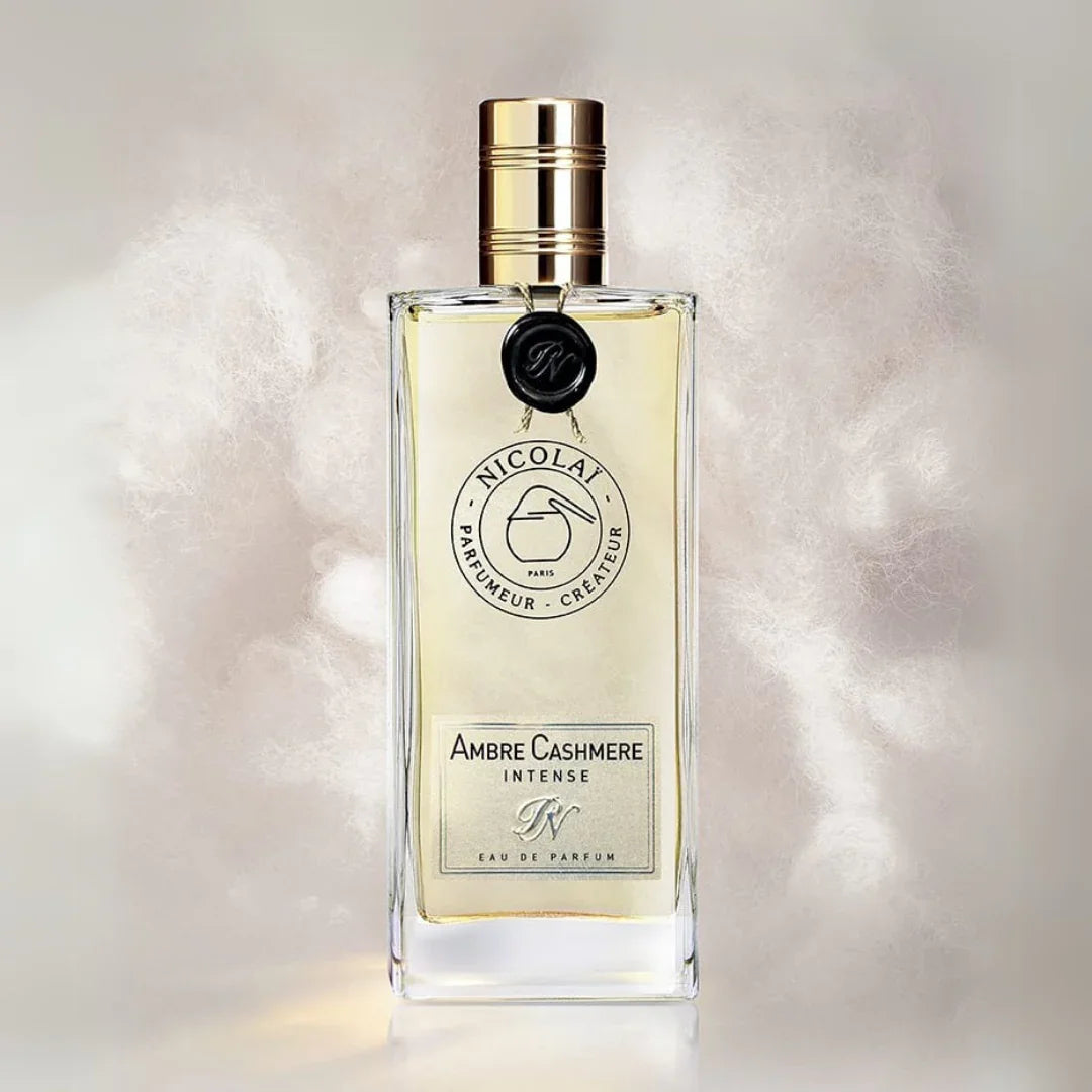 Nicolaï AMBRE CASHMERE INTENSE Eau de Parfum Mood Flakon auf Wollflocken scent amor