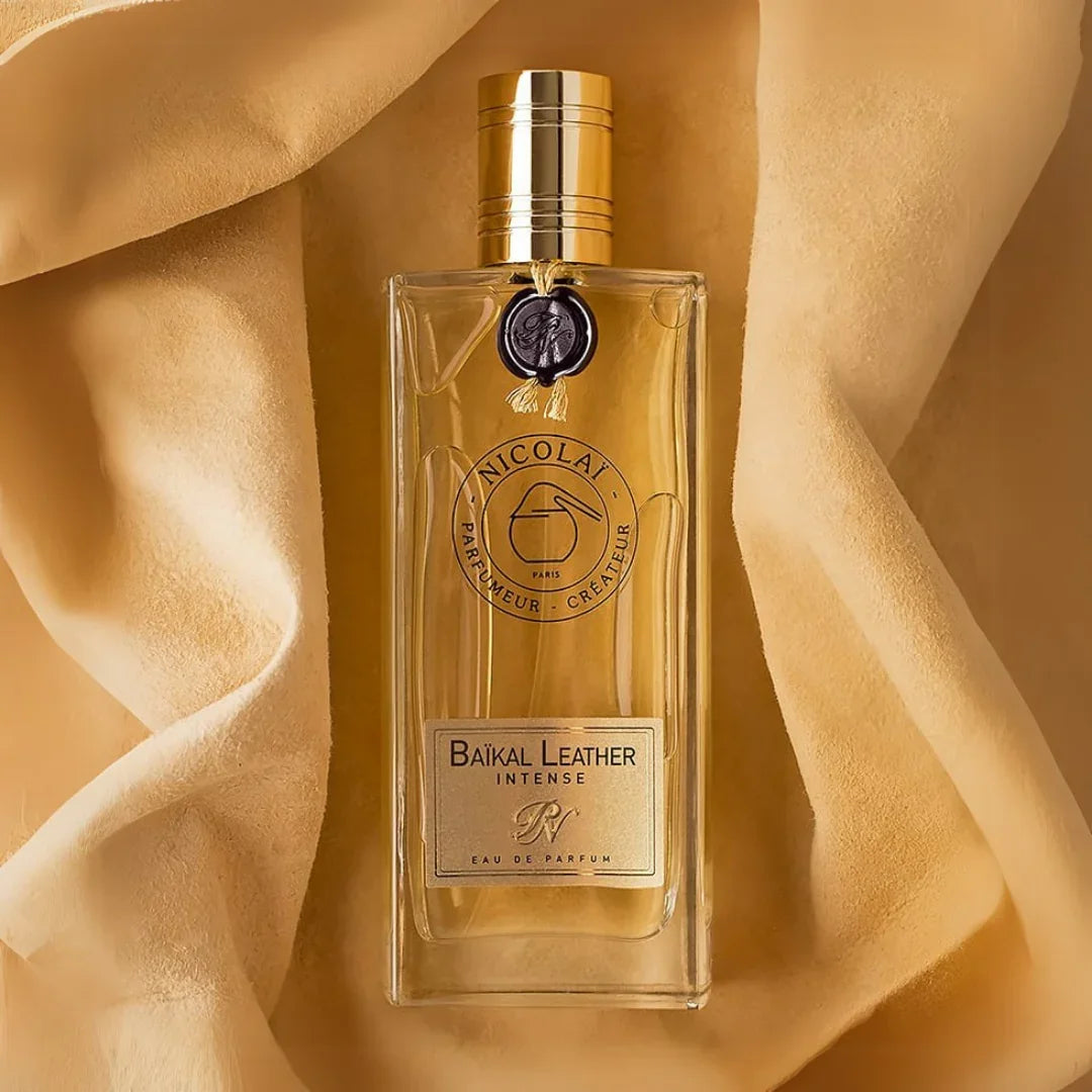 Nicolaï BAIKAL LEATHER INTENSE Eau de Parfum Mood Flakon auf hellen Wildleder scent amor