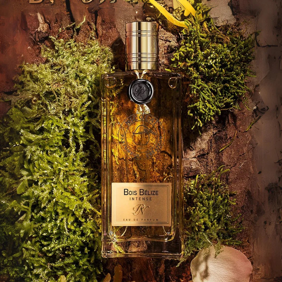 Nicolaï BOIS BÉLIZE INTENSE Eau de Parfum Mood Flakon auf Baumrinde und Moos scent amor