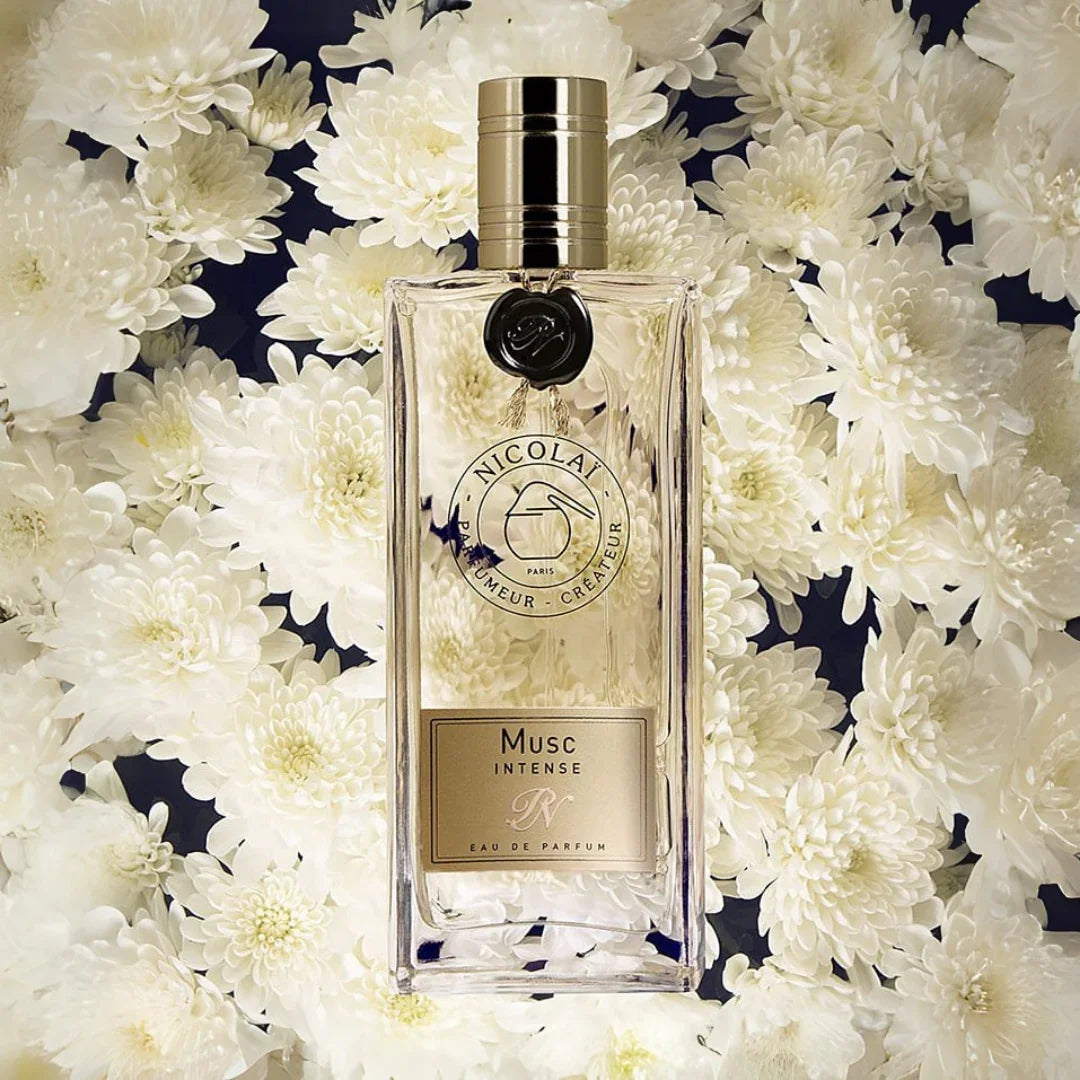 Nicolaï MUSC INTENSE Eau de Parfum Mood Flakon auf weissen Blüten scent amor