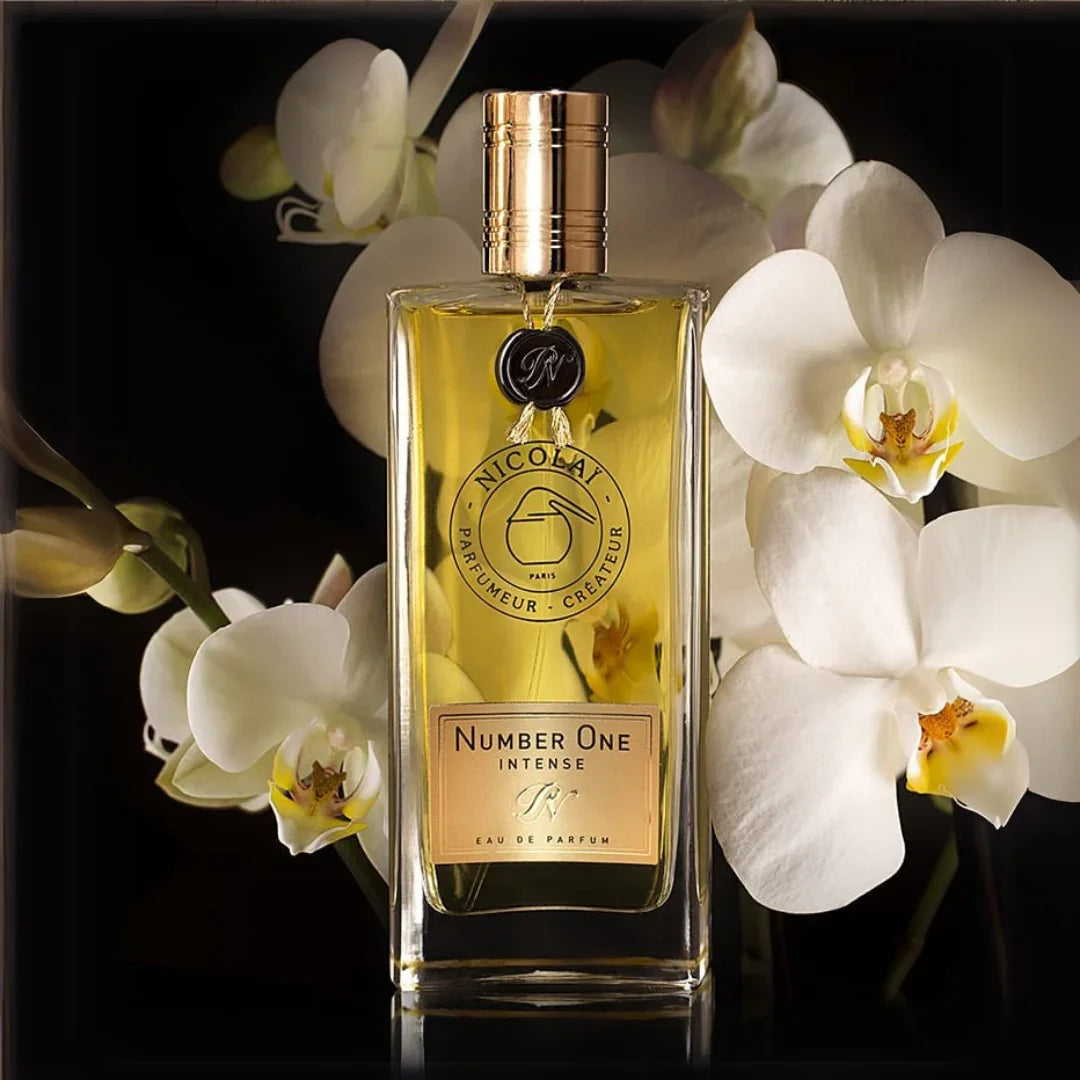 Nicolaï NUMBER ONE INTENSE Eau de Parfum Flakon Mood mit weissen Orchideenblüten scent amor