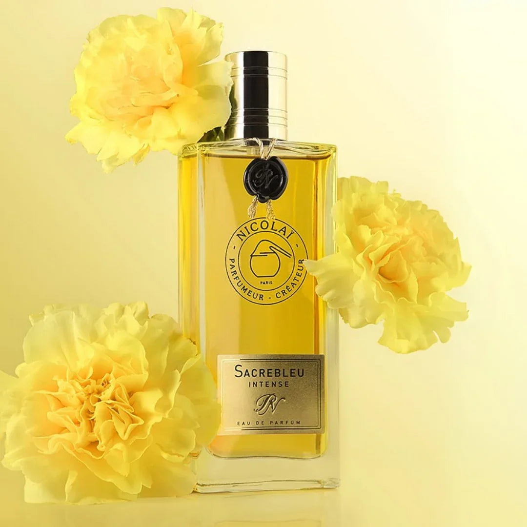Nicolaï SACREBLEU INTENSE Eau de Parfum Mood Flakon mit gelben Blüten scent amor
