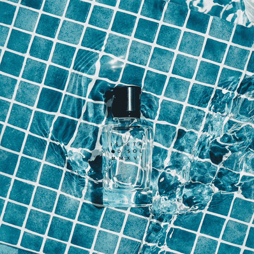 Nischenparfum ISLETA von D:SOL im Pool auf blauen Fliesen