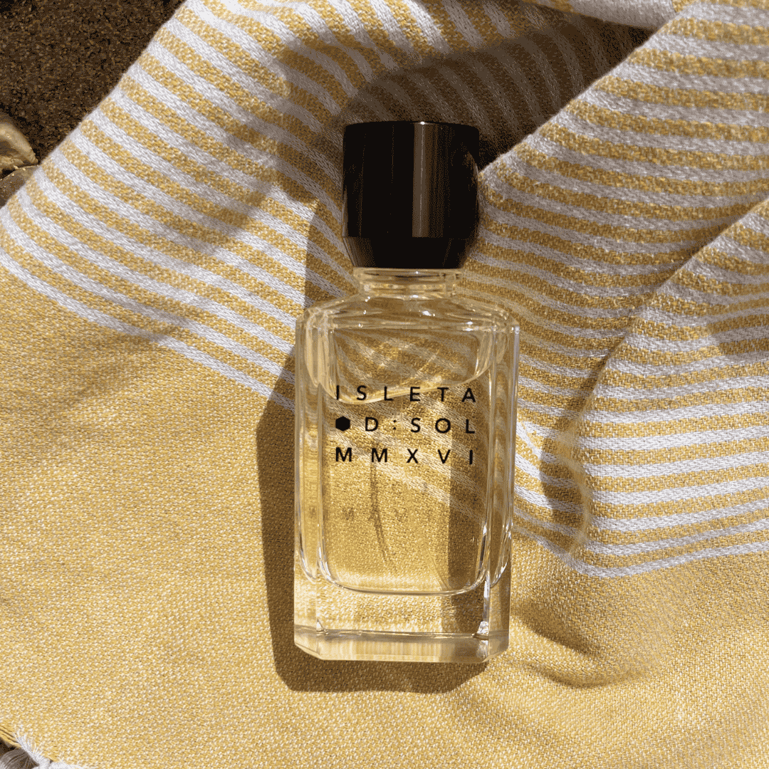 ISLETA von D:SOL Nischenduft auf gestreiftem Tuch