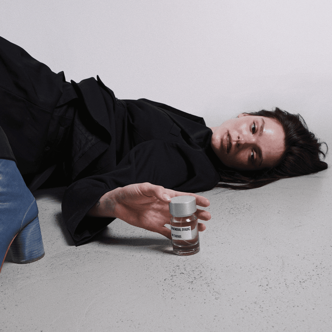 No Taboos Ephemeral Dyadic bei scent amor Frau liegend mit Flakon Nischenduft