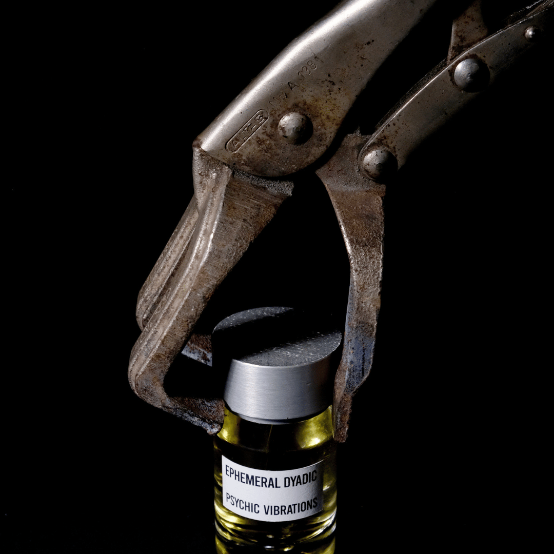 PSYCHIC VIBRATIONS Ephemeral Dyadic bei scent amor Fachmann für die besten Nischenparfums mit Zange