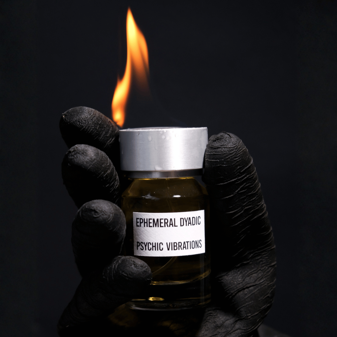 PSYCHIC VIBRATIONS Ephemeral Dyadic bei scent amor Fachmann für die besten Nischenparfums in Hand mit Flamme