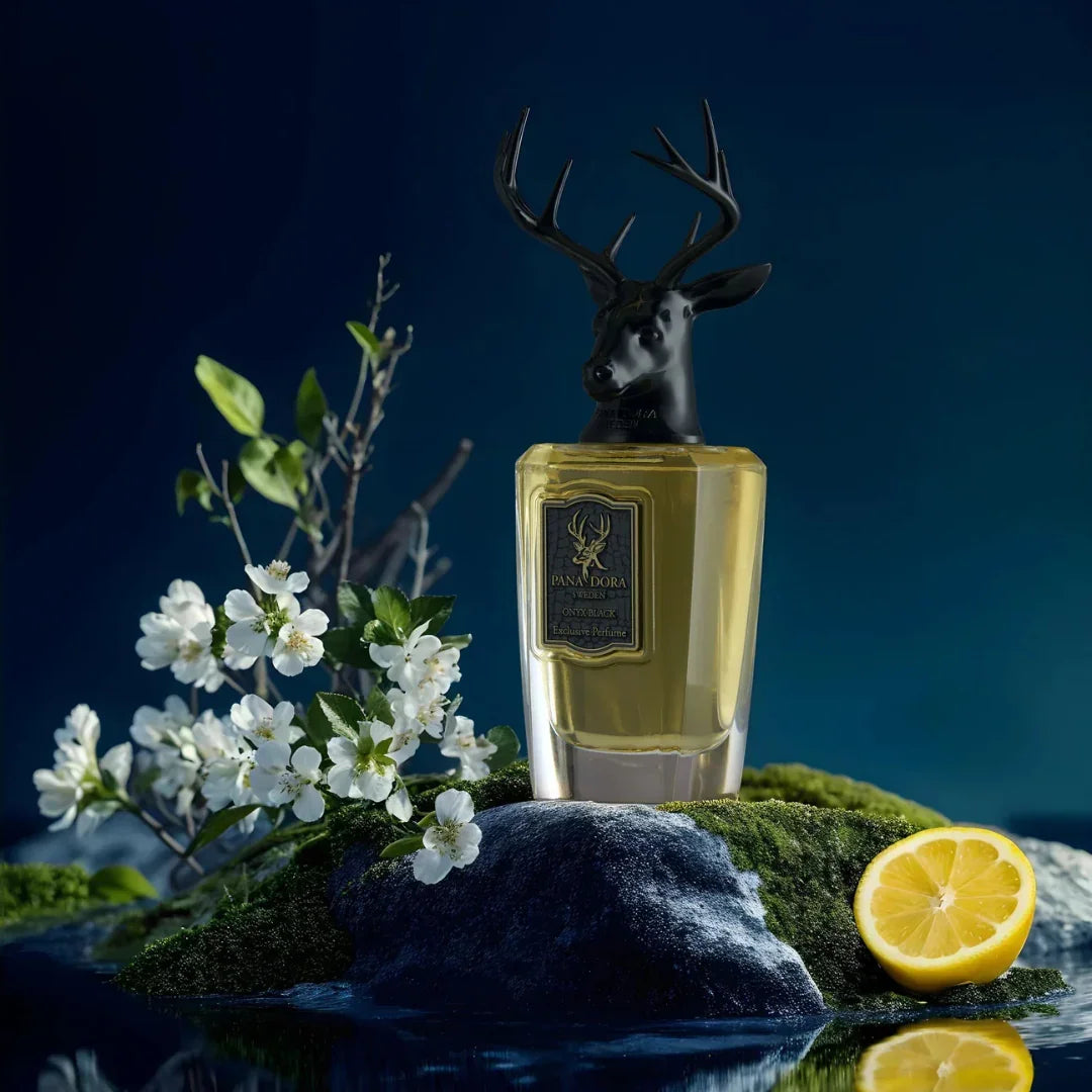 pana dora onyx black flakon zwischen blumen und zitrone auf moos bei scent amor dem Fachmann für Nischendüfte und unisex parfums