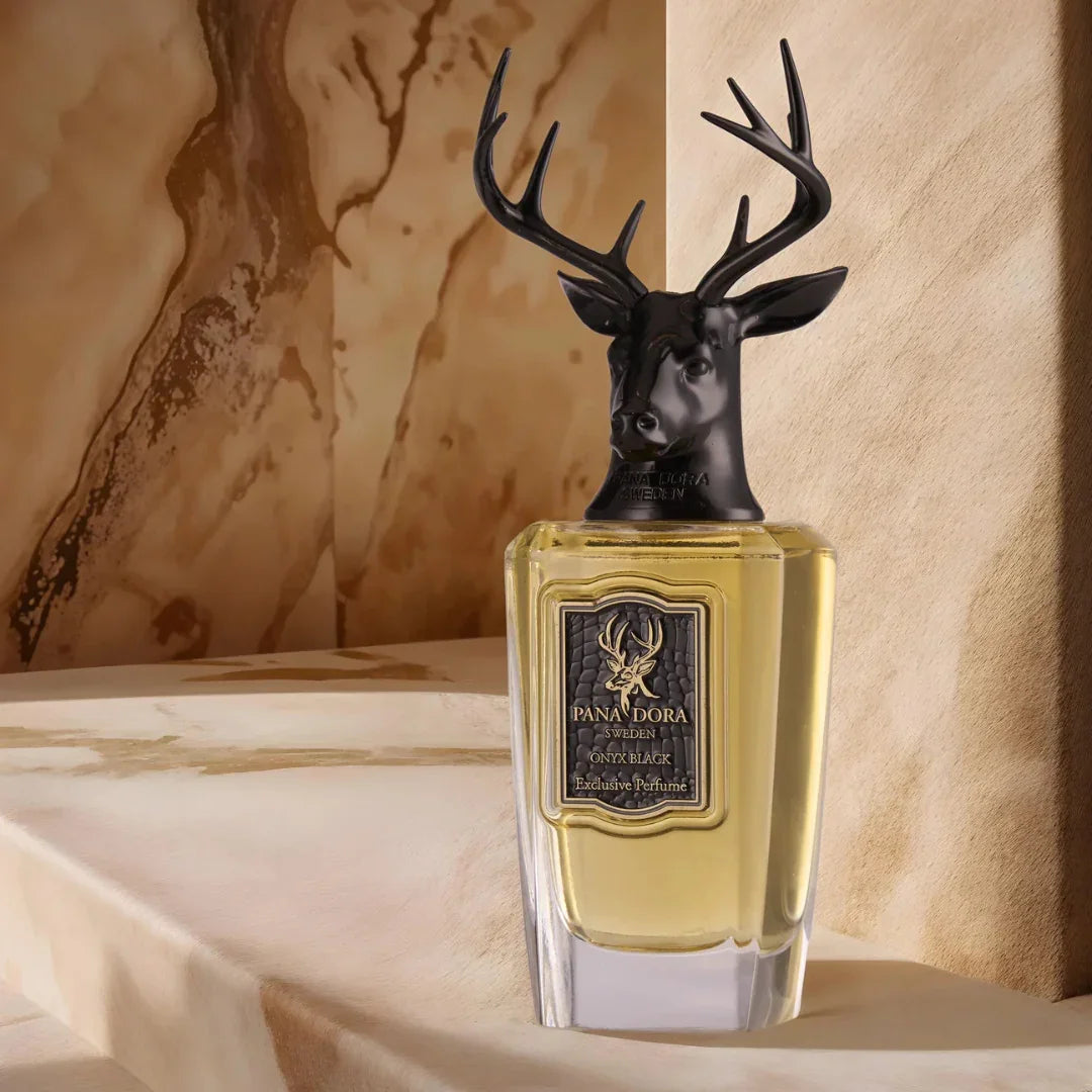 pana dora onyx black flakon auf marmortreppe in der Nischenduft Kollektion von scent amor