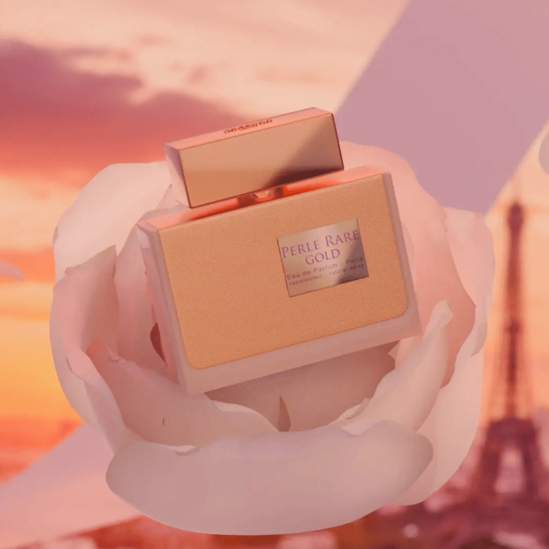 Panouge Paris – PERLE RARE GOLD Eau de Parfum Flakon vor einer Rosenblüte im Hintergrund Eifelturm bei scent amor