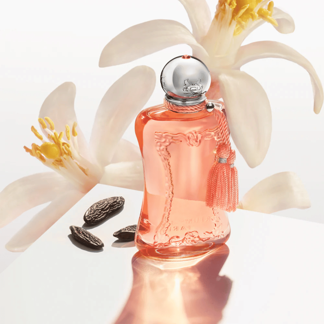 Parfum de Marly ATHENAIS Eau de Flakon Nischenduft bei scent amor mit Blüten im Hintergrund. scent amor Dein Fachmann für feine Nischenparfum