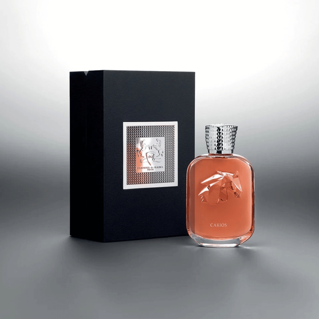 Parfums de Marly CARIOS Extrait de Parfum Nischenduft Flakon vor Box mit silbernem Emblem bei scent amor Fachmann für Nischenparfum