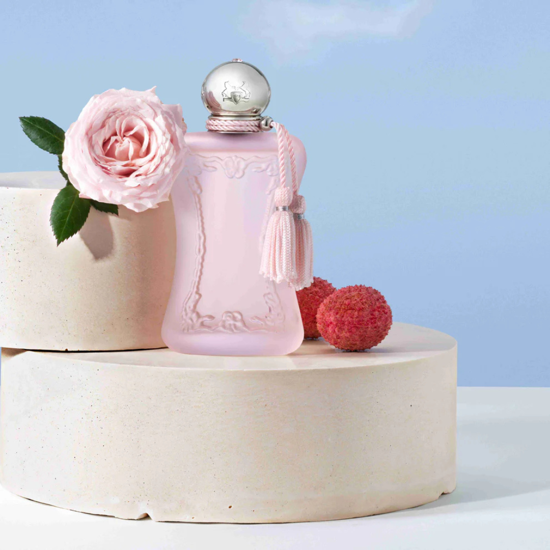 Parfums de Marly Delina La Rosée Eau de Parfum – der Flakon thront auf einem Steinpodest, verziert mit einer rosa Rose, ein Bild von Romantik und sanfter Duftkunst – erlebe es bei scent amor