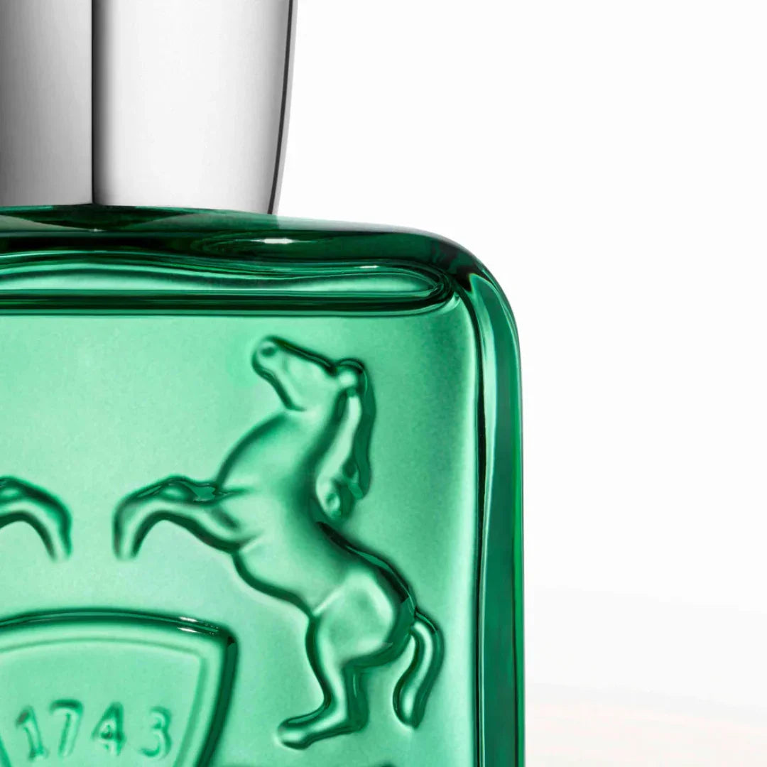 Parfums de Marly Greenley Eau de Parfum – Detailaufnahme des Pferdesymbols auf dem Flakon, ein Bild, das die noble Eleganz und die markante Handschrift der Marke widerspiegelt – erlebe es bei scent amor