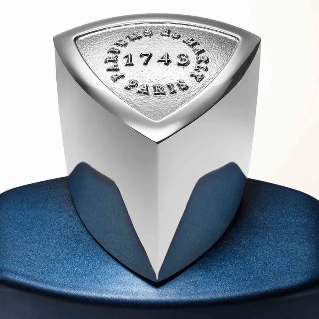 Parfums de Marly Layton Eau de Parfum – Detailaufnahme des Deckels, die die kunstvollen Verzierungen und die luxuriöse Ausstrahlung betont – entdecke es bei scent amor