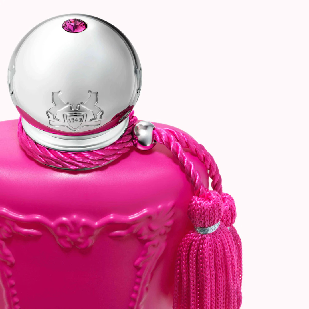 Parfums de Marly Oriana Eau de Parfum – eine Nahaufnahme des Flakons, die die intensiven Pinktöne und filigranen Details betont – erlebe es bei scent amor