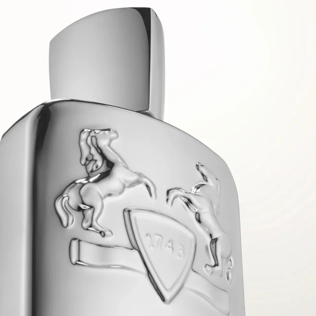 Parfums de Marly Pegasus Eau de Parfum – Nahaufnahme des Flakons, seitlich von unten fotografiert, ein Bild voller markanter Details und luxuriöser Präsenz – erlebe es bei scent amor
