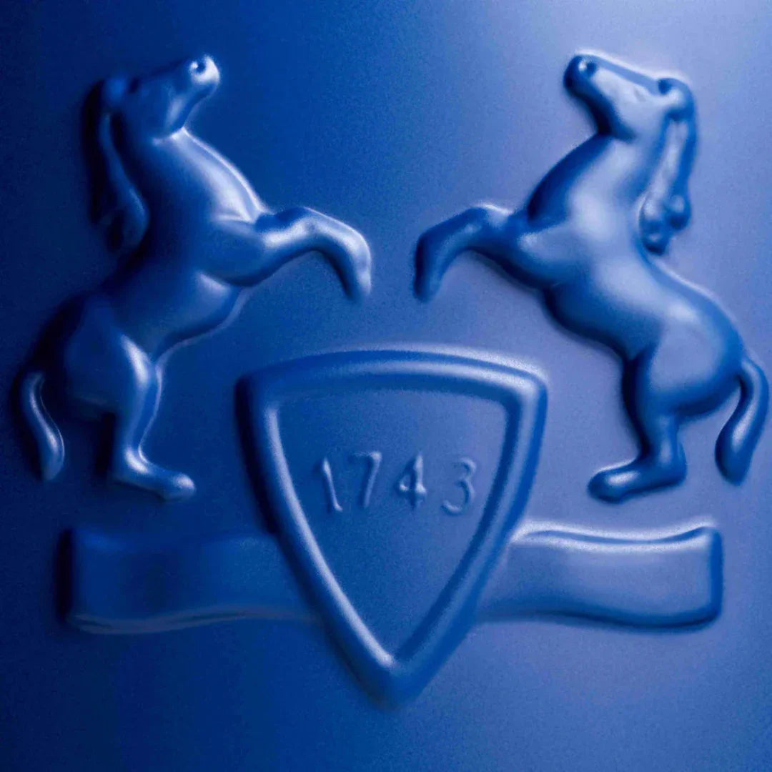 Parfums de Marly Percival Eau de Parfum – Nahaufnahme des Flakonlogos, das die noble Eleganz und das charakteristische Erkennungszeichen der Marke betont – erlebe es bei scent amor