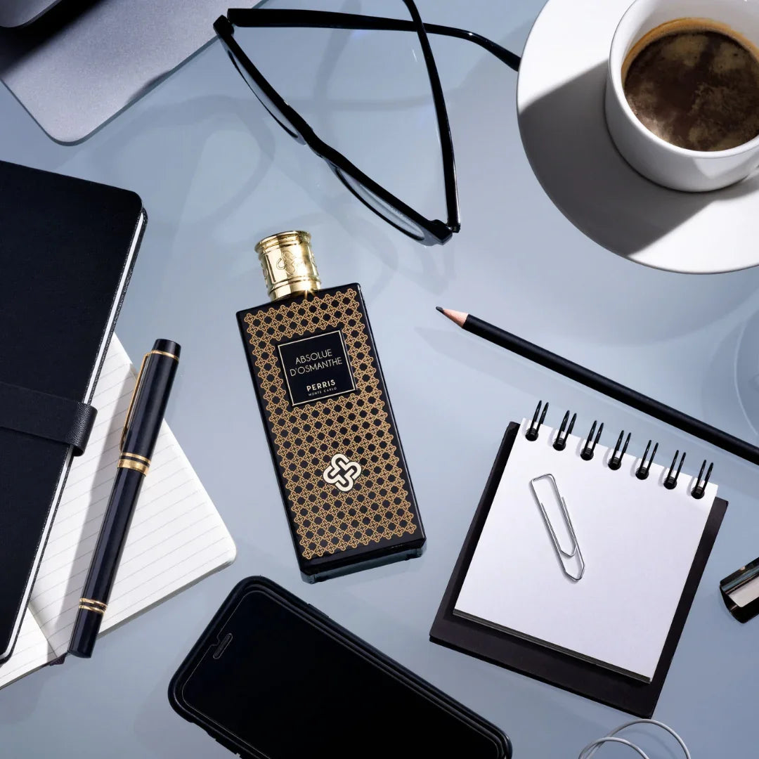 Perris Monte Carlo ABSOLUE D'OSMANTHE Eau de Parfum Mood Flakon mit Schreibutensilien und Kaffee scent amor