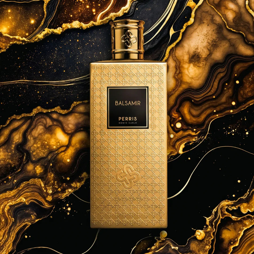Perris Monte Carlo Balsamir Eau de Parfum vor einem goldschwarzen, welligen Hintergrund – ein sinnlicher Duftmoment der Extraklasse, jetzt entdecken bei scent amor