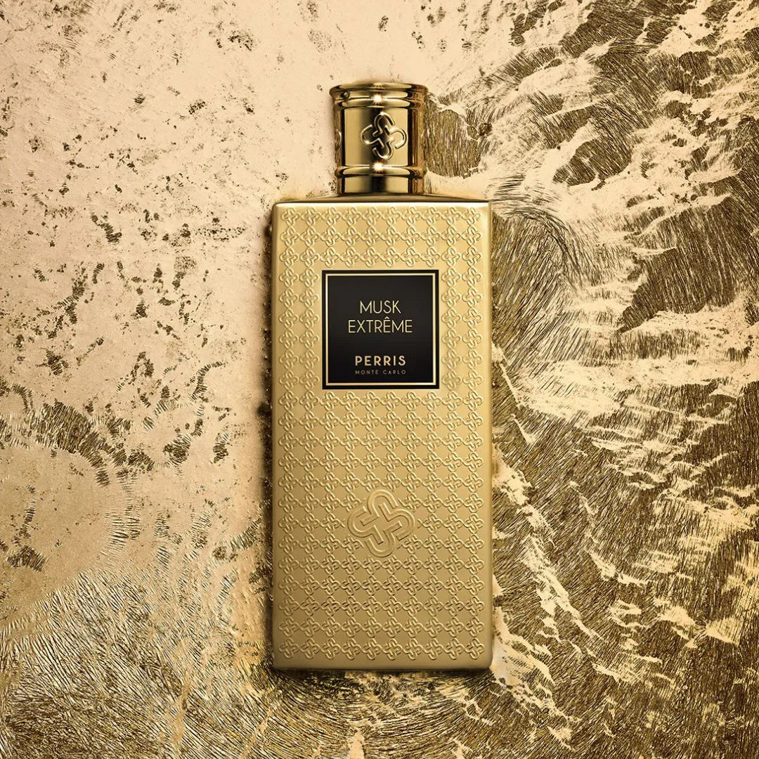 Perris Monte Carlo MUSK EXTRÊME Eau de Parfum Mood Flakon auf goldenem Stoff scent amor