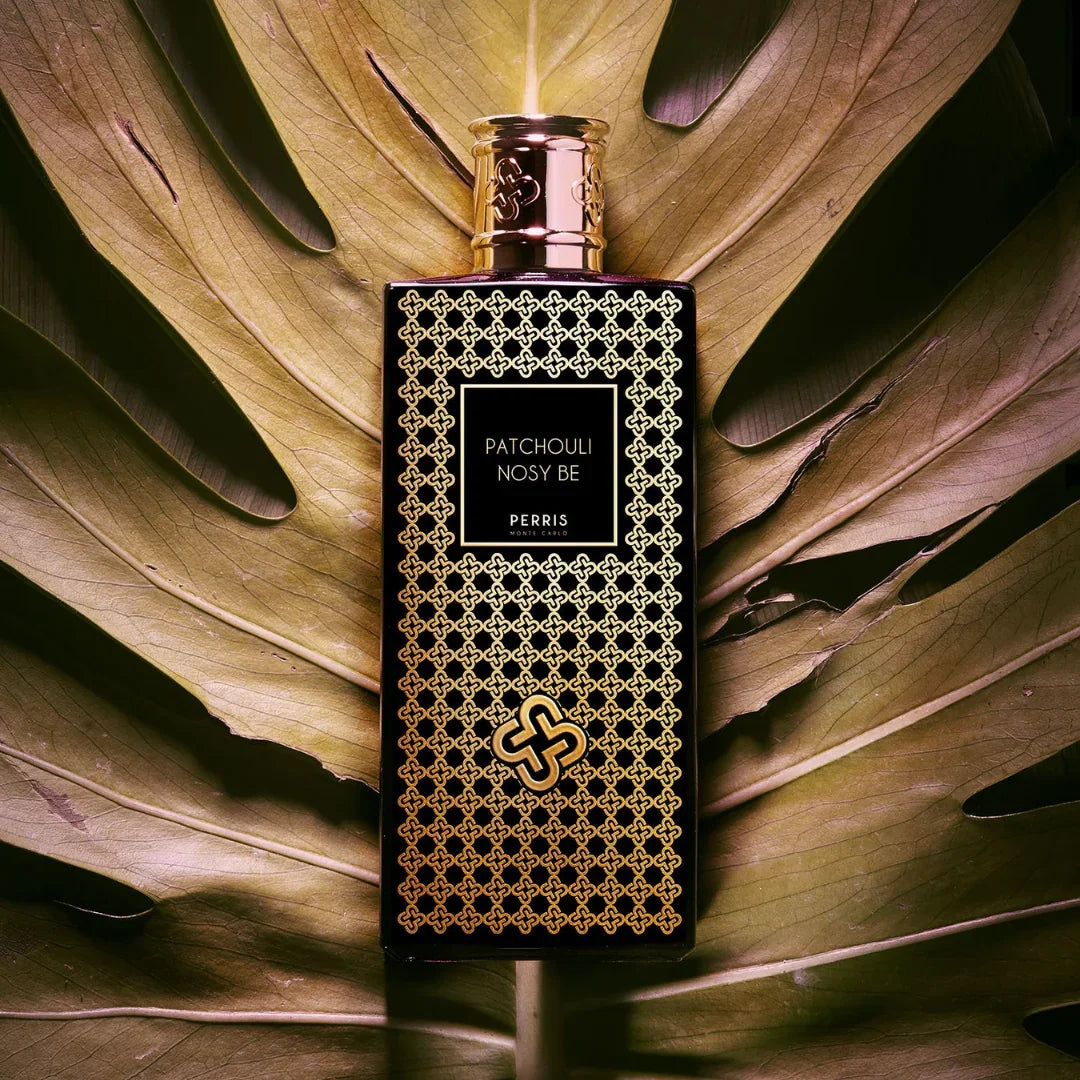 Perris Monte Carlo PATCHOULI NOSY BE Eau de Parfum Mood Flakon auf braunem Palmblatt scent amor