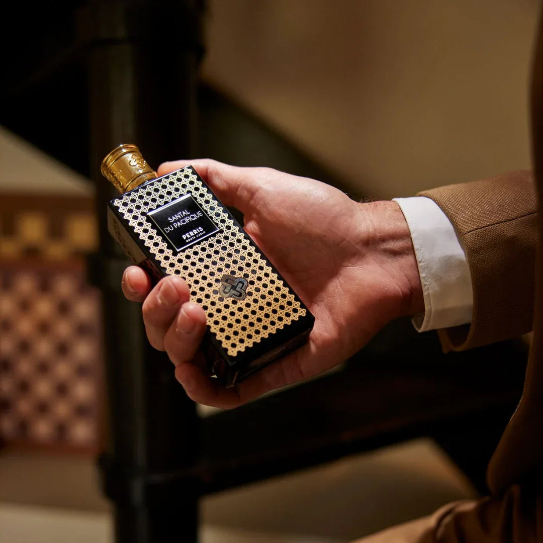 Perris Monte Carlo SANTAL DU PACIFIQUE Eau de Parfum Mood Flakon in Männerhand scent amor