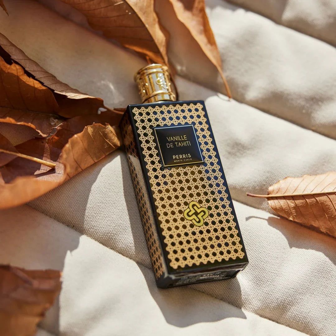 Perris Monte Carlo VANILLE DE TAHITI Eau de Parfum Flakon auf Kissen mit herbstblättern scent amor