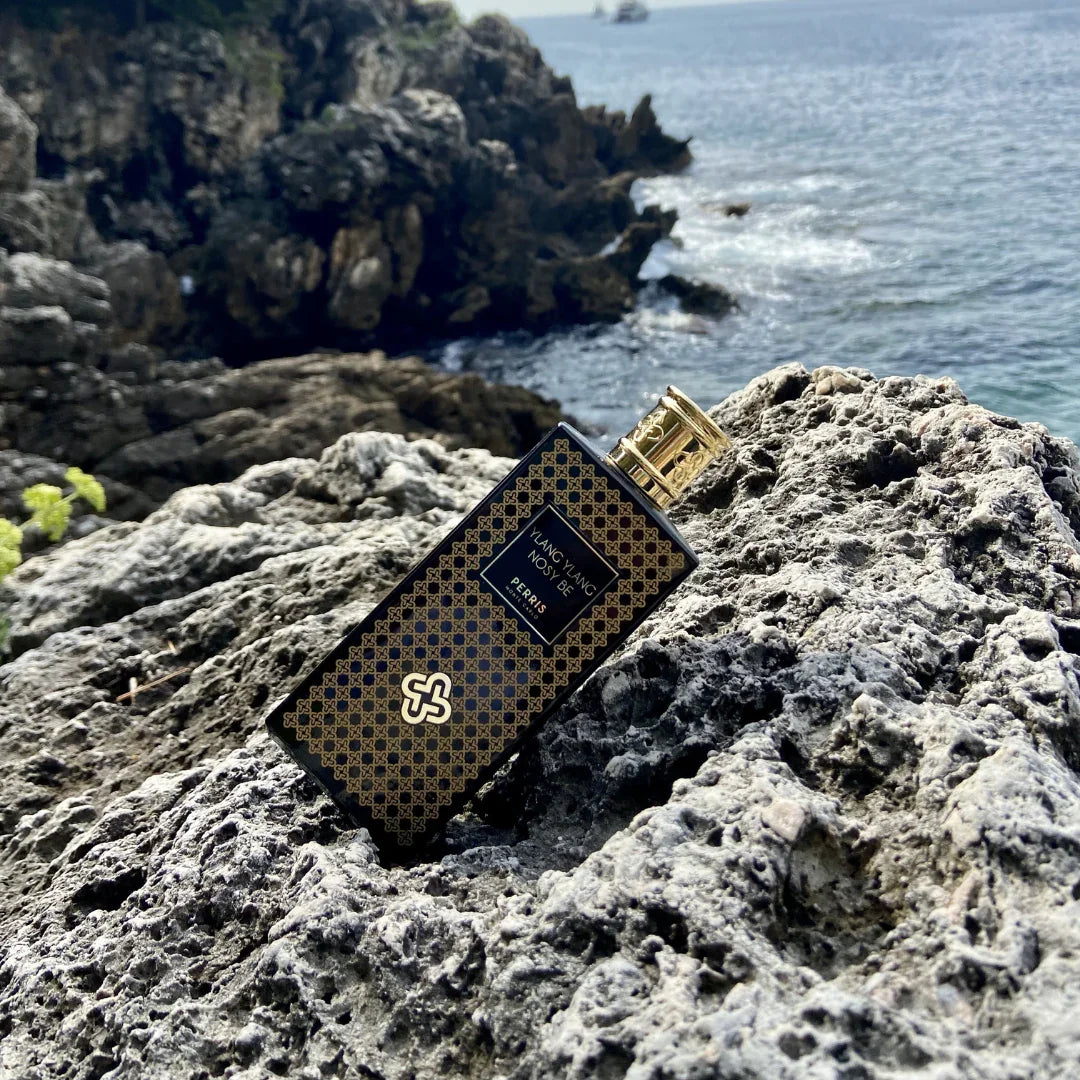 Perris Monte Carlo YLANG YLANG NOSY BE Eau de Parfum Flakon auf Felse am Meer scent amor