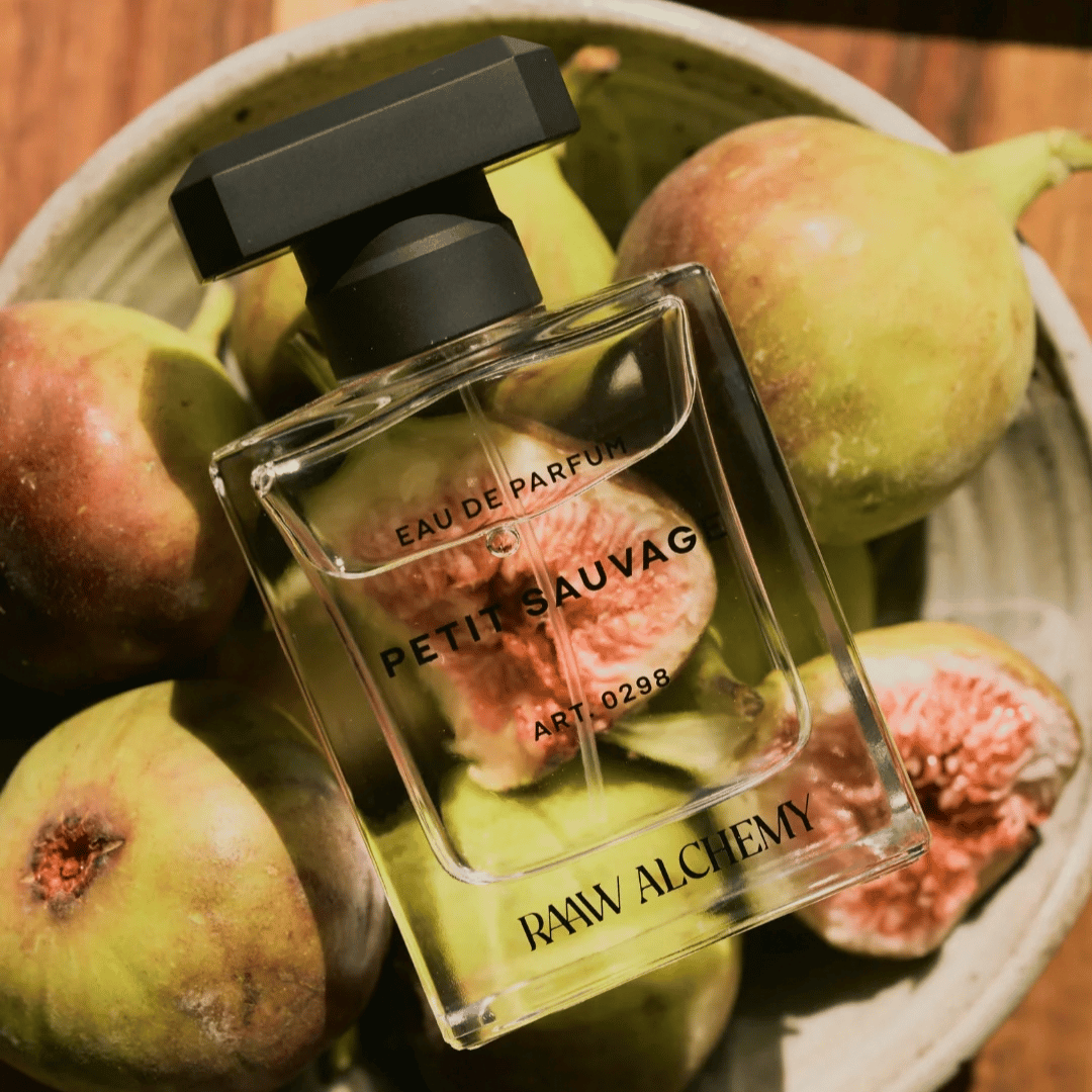 RAAW ALCHEMY – PETIT SAUVAGE Eau de Parfum auf Feigen die in einer Schüssel liegen präsentiert bei scent amor Fachmann für Nischenduft