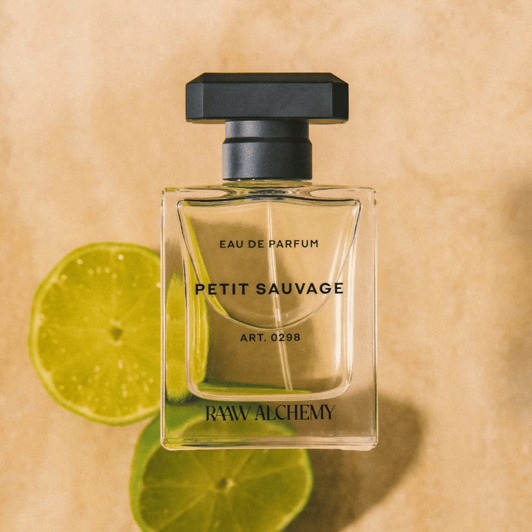 RAAW ALCHEMY – PETIT SAUVAGE Eau de Parfum vor Limettenscheiben hinter dem liegenden Flakon präsentiert bei scent amor deinem Fachmann für Nischenduft
